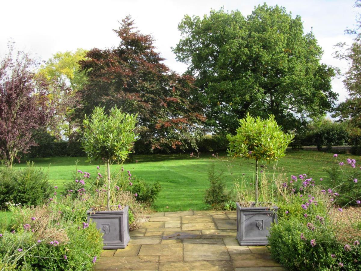 Weston Hill Farm Bed & Breakfast Moreton Pinkney Exterior photo